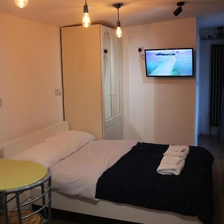 Self Contained, Double Bed Studio, Private Kitchen, Private Bath, Walking Distance To Harry Potter Watford  Eksteriør billede
