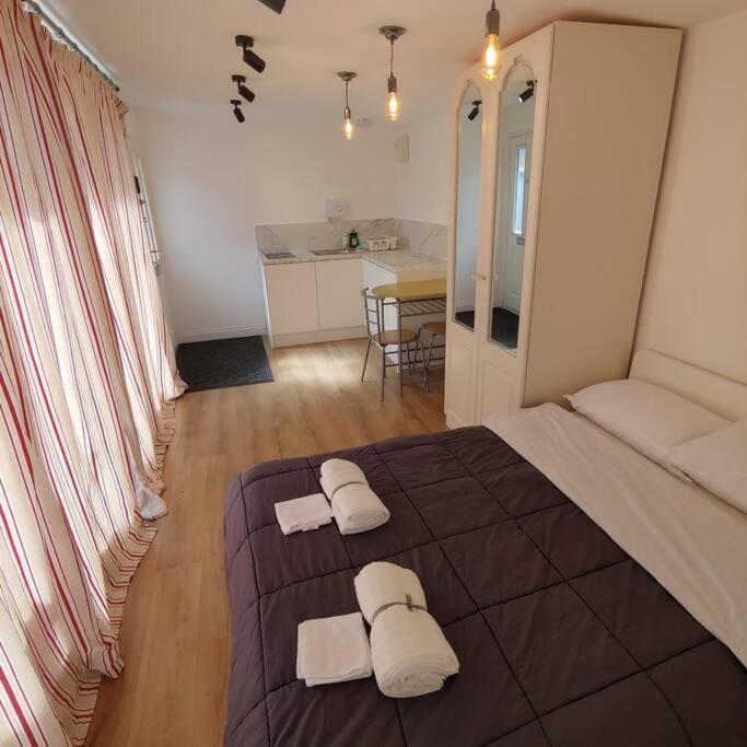 Self Contained, Double Bed Studio, Private Kitchen, Private Bath, Walking Distance To Harry Potter Watford  Eksteriør billede