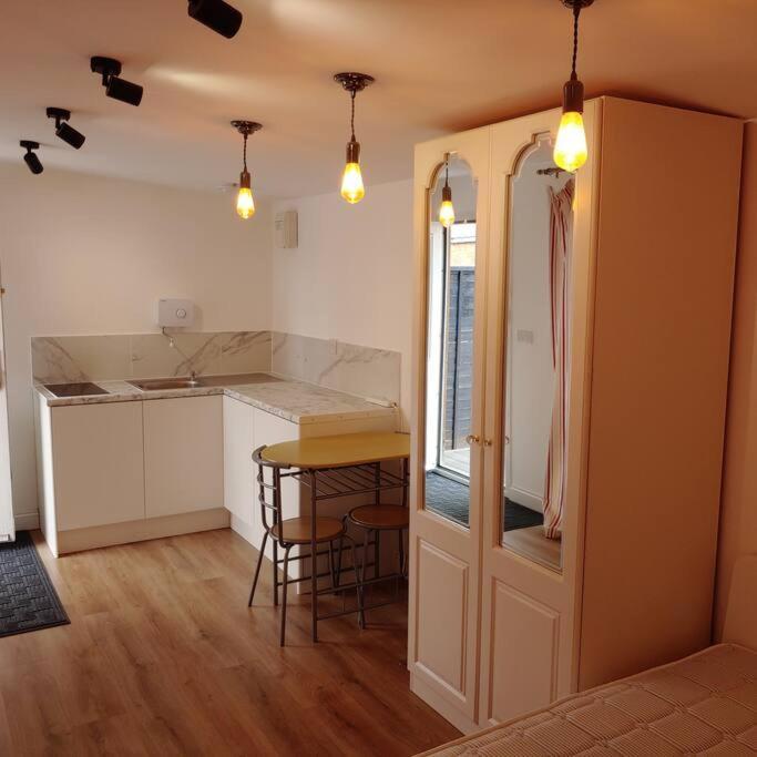 Self Contained, Double Bed Studio, Private Kitchen, Private Bath, Walking Distance To Harry Potter Watford  Eksteriør billede