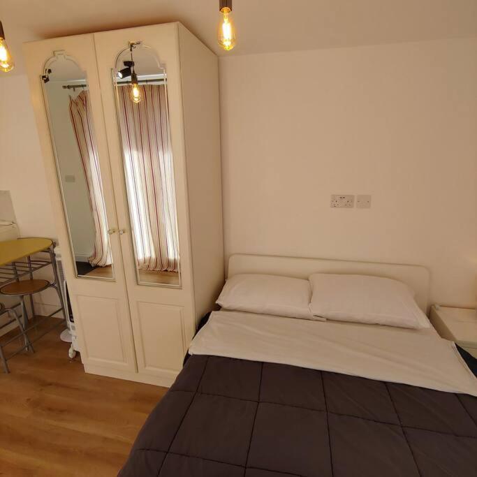 Self Contained, Double Bed Studio, Private Kitchen, Private Bath, Walking Distance To Harry Potter Watford  Eksteriør billede