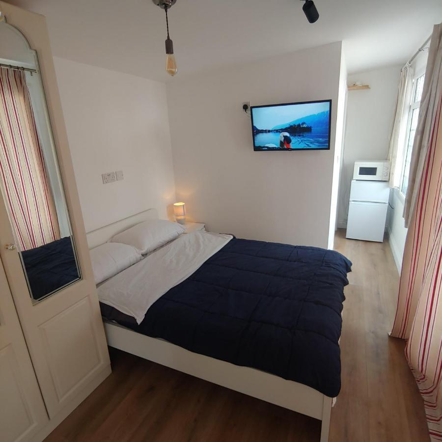 Self Contained, Double Bed Studio, Private Kitchen, Private Bath, Walking Distance To Harry Potter Watford  Eksteriør billede