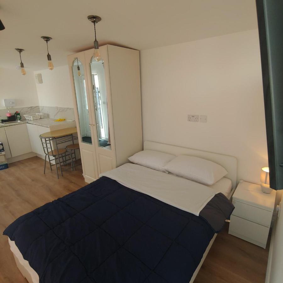 Self Contained, Double Bed Studio, Private Kitchen, Private Bath, Walking Distance To Harry Potter Watford  Eksteriør billede