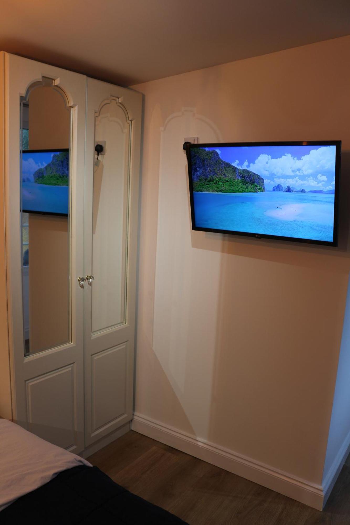 Self Contained, Double Bed Studio, Private Kitchen, Private Bath, Walking Distance To Harry Potter Watford  Eksteriør billede