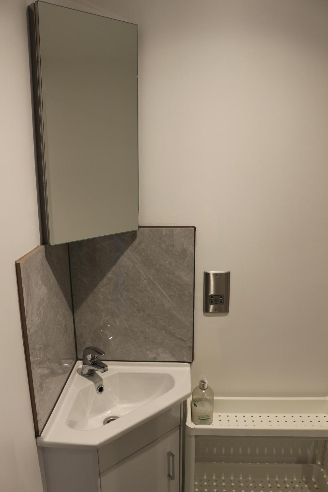 Self Contained, Double Bed Studio, Private Kitchen, Private Bath, Walking Distance To Harry Potter Watford  Eksteriør billede