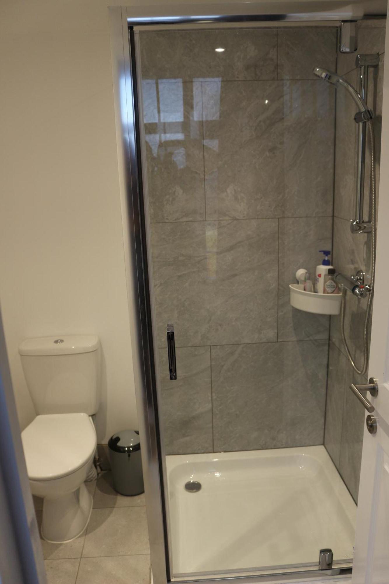 Self Contained, Double Bed Studio, Private Kitchen, Private Bath, Walking Distance To Harry Potter Watford  Eksteriør billede