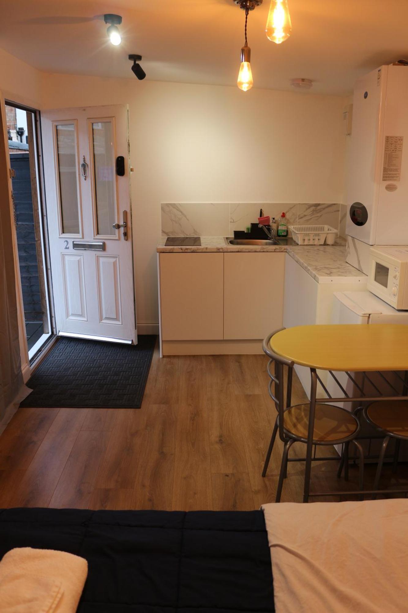 Self Contained, Double Bed Studio, Private Kitchen, Private Bath, Walking Distance To Harry Potter Watford  Eksteriør billede
