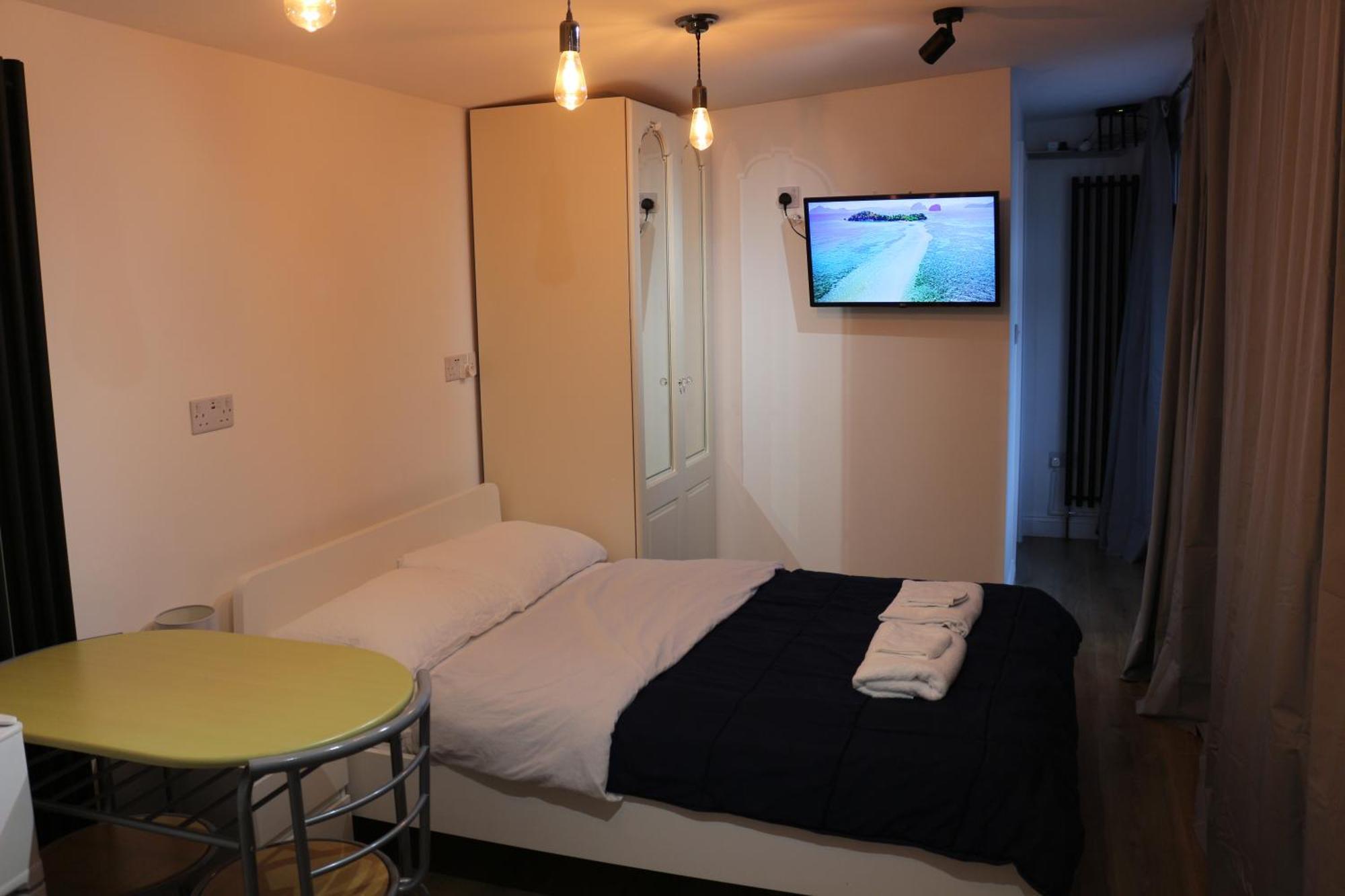 Self Contained, Double Bed Studio, Private Kitchen, Private Bath, Walking Distance To Harry Potter Watford  Eksteriør billede