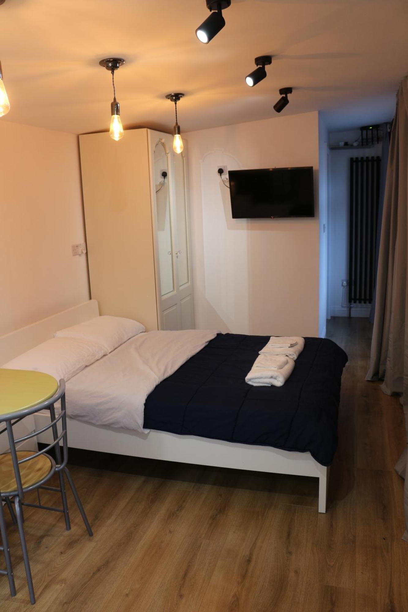 Self Contained, Double Bed Studio, Private Kitchen, Private Bath, Walking Distance To Harry Potter Watford  Eksteriør billede
